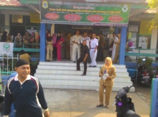 Sejumlah PNS Puskesmas Nipah Panjang yang masuk ke dalam kantor saat disapa HBA